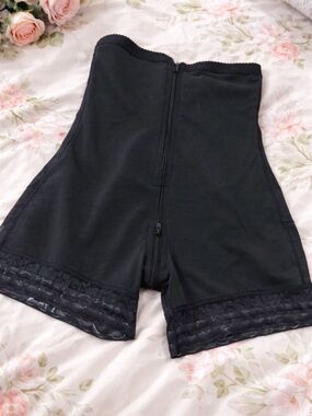 Black High-Waist Shaping Shorts with Lace Trim